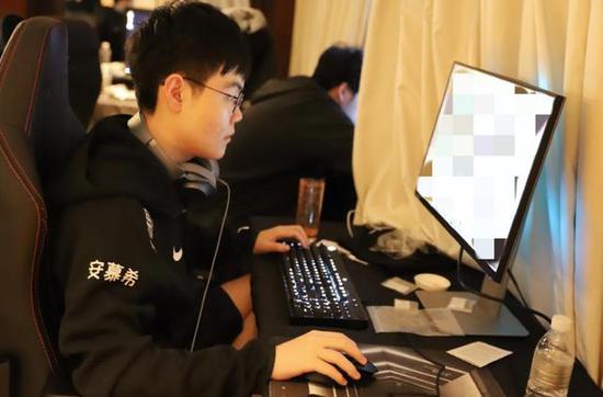 模拟修手机游戏Steam爆火 周销十万背后的成功秘诀揭晓